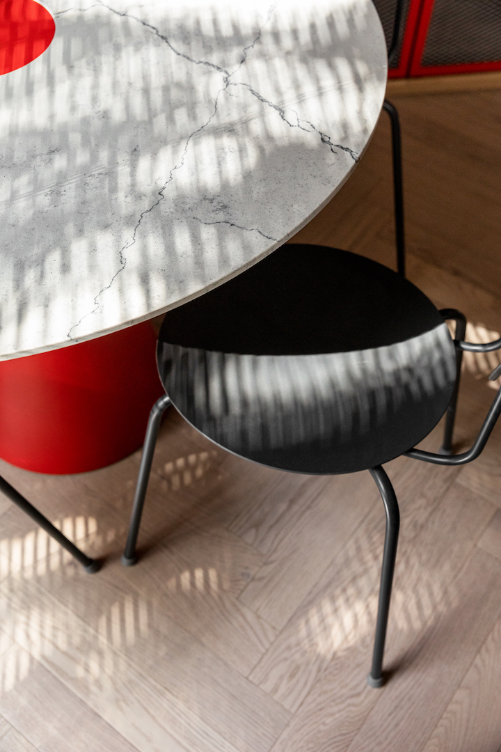 שולחן בעיצוב סטודיו 37 המורכב מפלטת שיש עגולה שבמרכזה פלטת ברזל צבעונית | עיצוב פנים: דנה גוטמן ורותם סולרצ'יק &#8211; סטודיו 37, צילום: שירן כרמל
