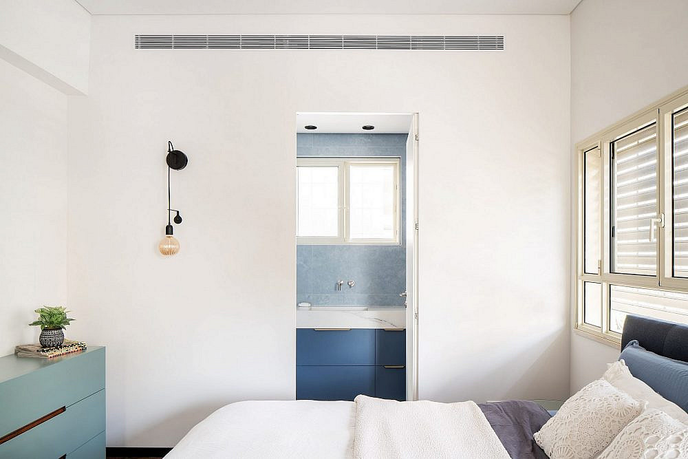 מירוק לכחול בחדר השינה וחדר הרחצה שיוצא ממנו | עיצוב פנים: רועי זליחובסקי, צילום: יואב פלד