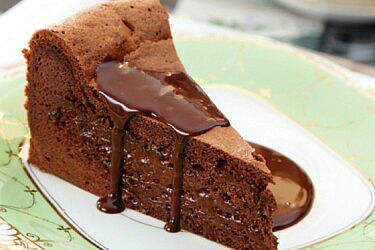 עוגת השוקולד של “בראסרי”. סטייליניג: דלית רוסו  | צילום: דניה ויינר
