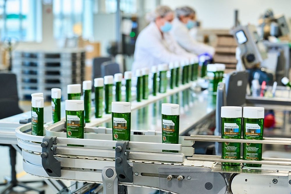 מותג הדרמו קוסמטיקה PHARMACERIS בפס הייצור | צילום: יח&quot;צ