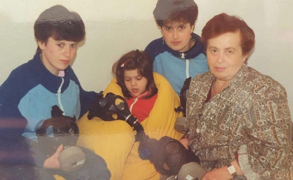 אז: קירה רדינסקי הילדה עם סבתה, אמה ודודתה | צילום: באדיבות ד״ר קירה רדינסקי