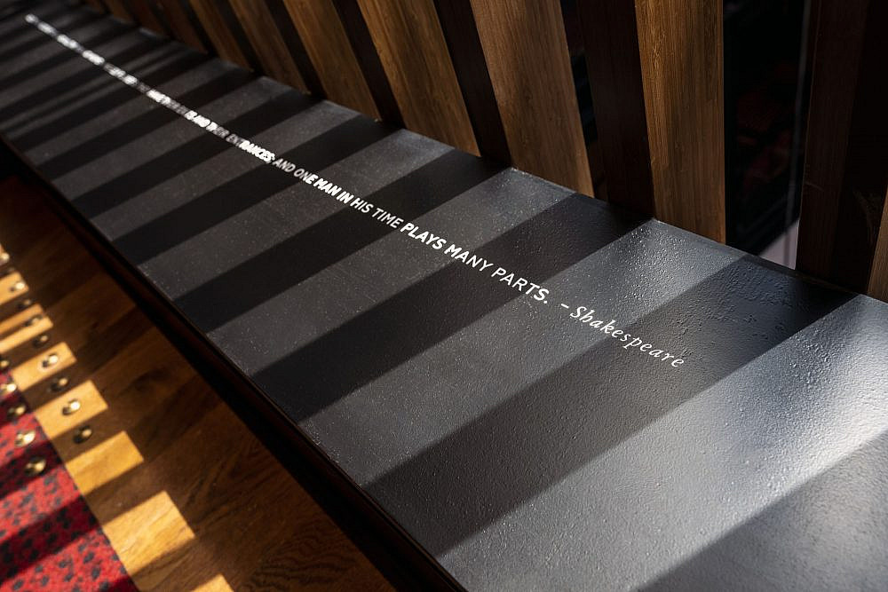 משפטי השראה ממחזות. מלון בקסטייג' | צילום נתן דביר