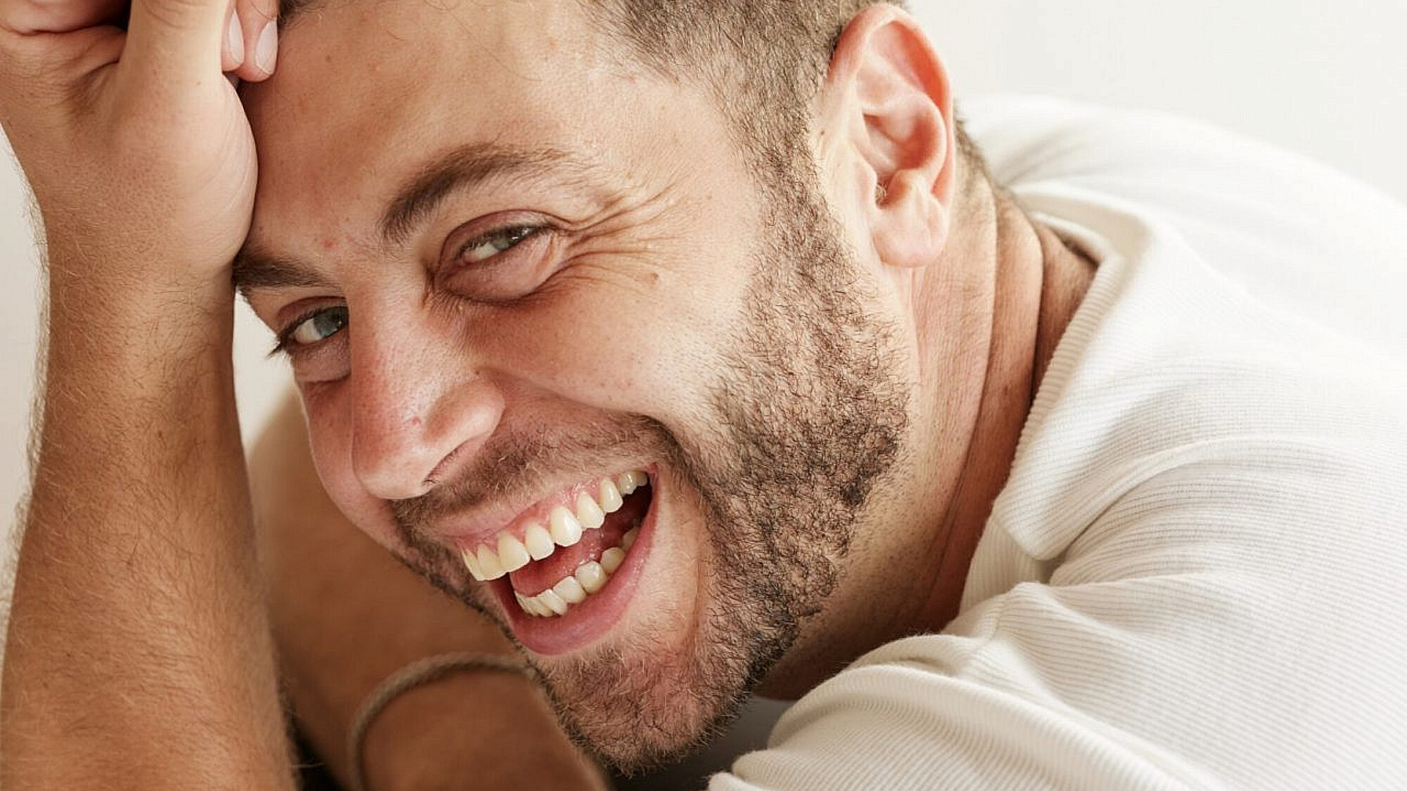 בן אביבי | צילום: שי פרנקו, סטיילינג: בר פרידמן לסולו, חולצה: מירזה בן אביבי | צילום: שי פרנקו, סטיילינג: בר פרידמן לסולו, חולצה: מירזה