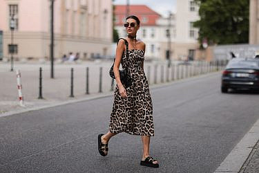 הדוגמנית סלין בת'מן, celinebethmann@,  צועדת ברחובות ברלין בשמלת סטרפלס מנומרת של זארה | צילום: Jeremy Moeller, Getty Images