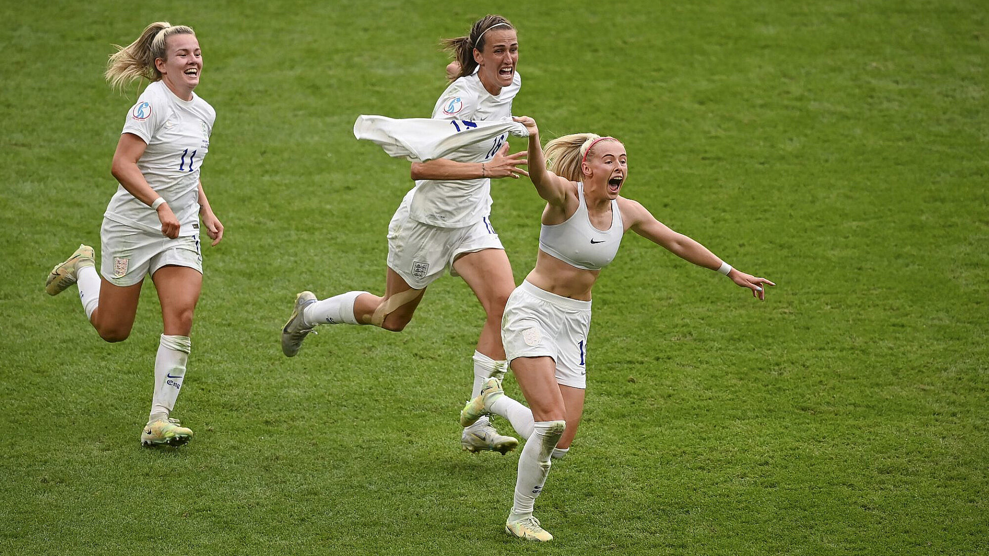 קלואי קלי חוגגת ניצחון עם נבחרת הנשים של אנגליה | צילום: Michael Regan/Getty Images