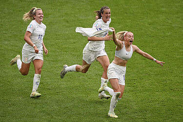 קלואי קלי חוגגת ניצחון עם נבחרת הנשים של אנגליה | צילום: Michael Regan/Getty Images