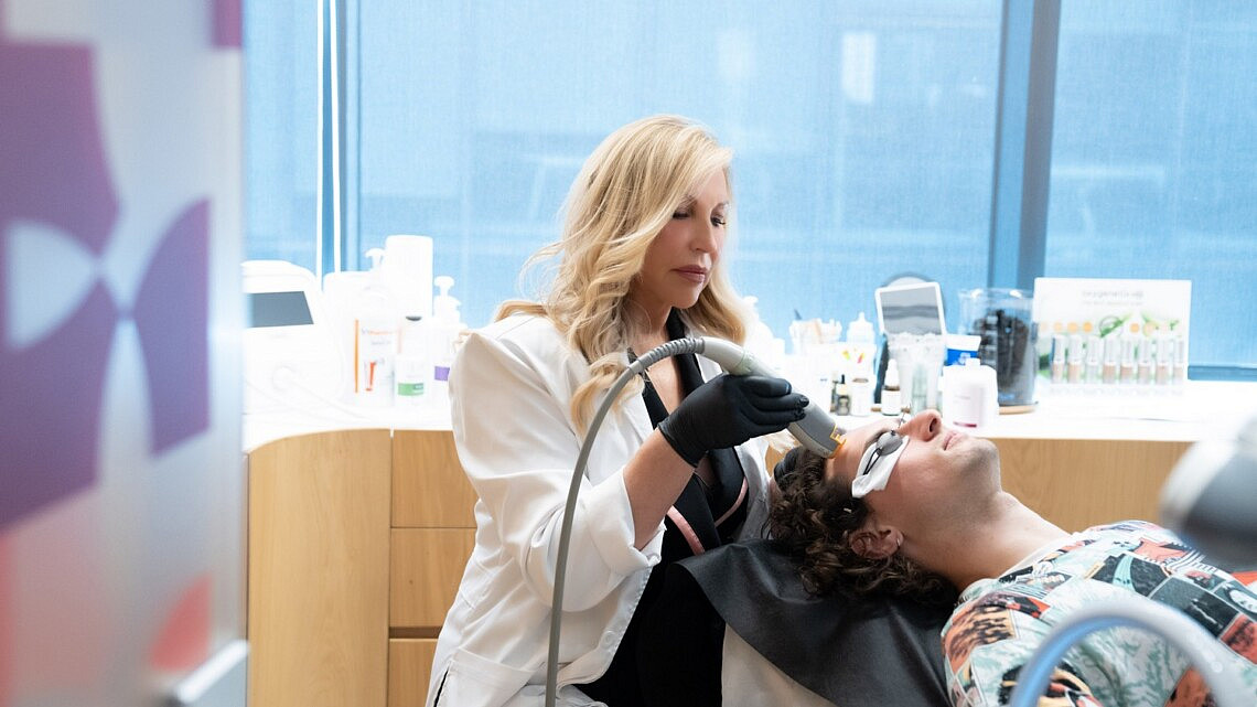 ד"ר לריסה ברק בפעולה | צילום: יח"צ ד"ר לריסה ברק בפעולה | צילום: יח"צ