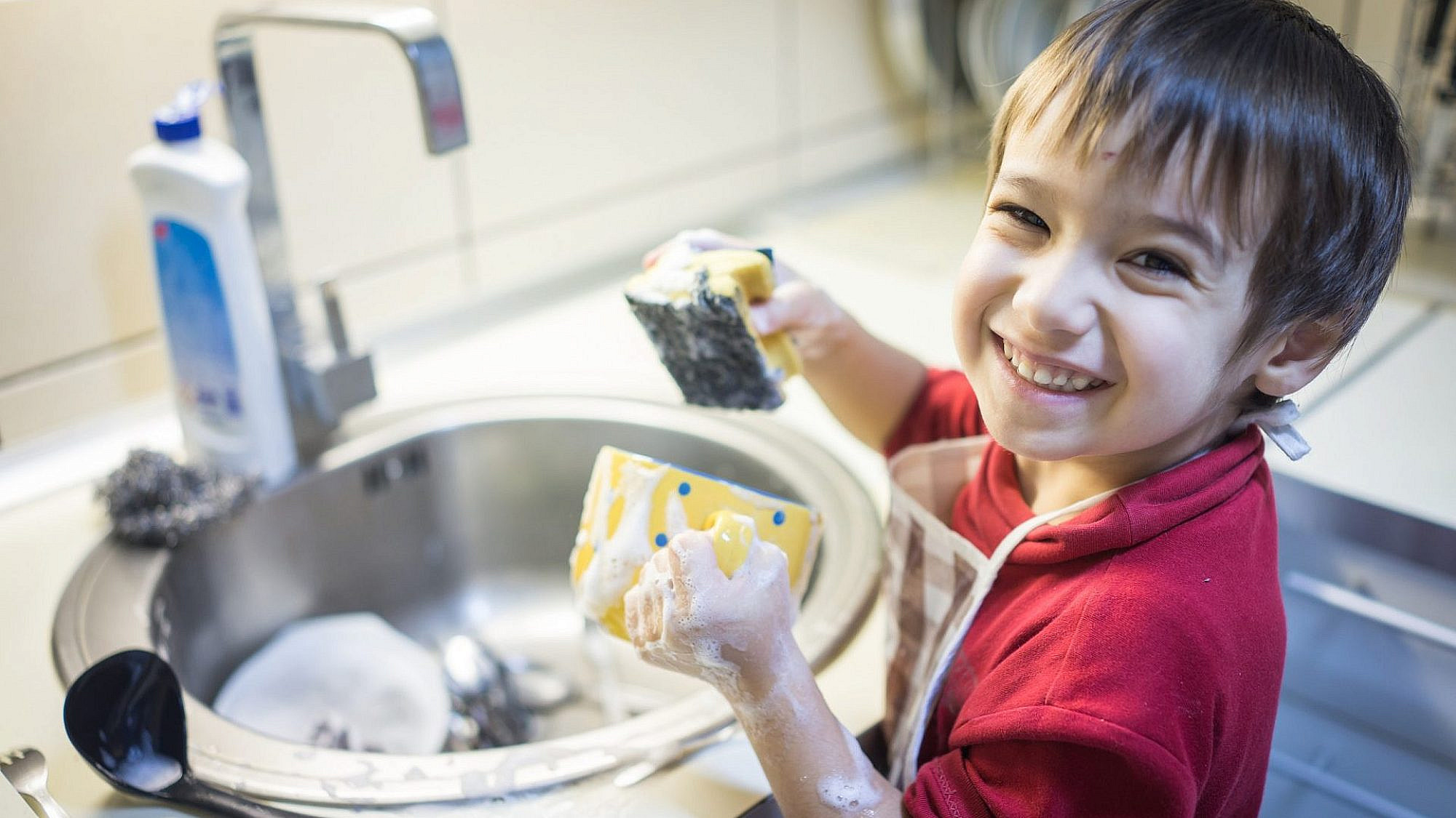 למעורבות ילדים במטלות הבית יש חשיבות רבה | צילום: Shutterstock