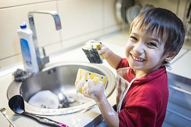 למעורבות ילדים במטלות הבית יש חשיבות רבה | צילום: Shutterstock