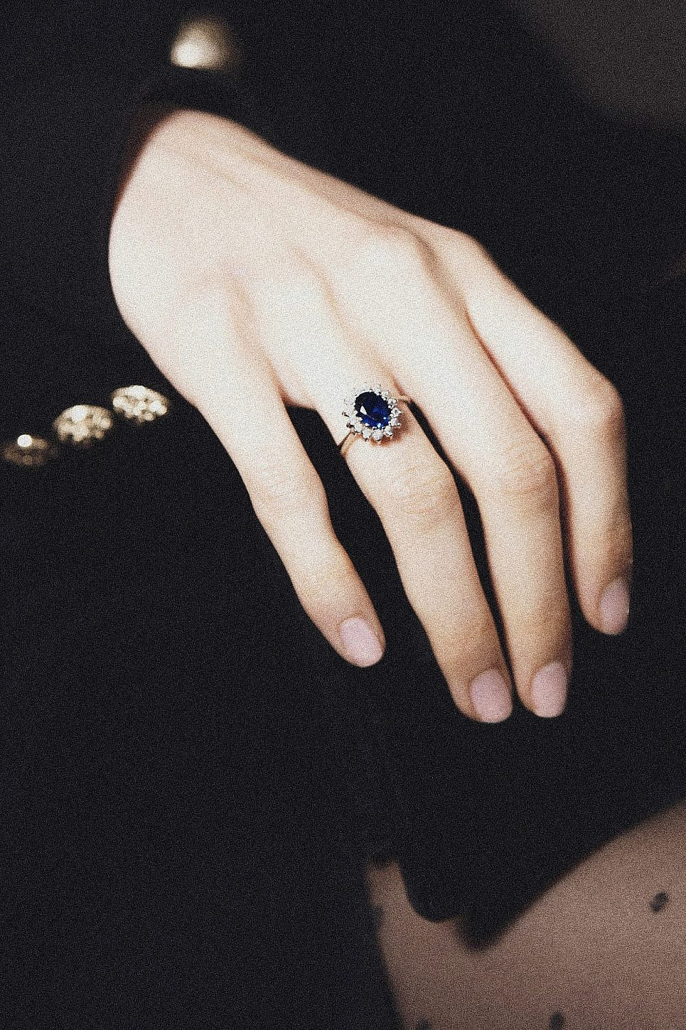 הפקת אופנה הנסיכה דיאנה | צילום: איציק נבון, טבעת: אוסף פרטי