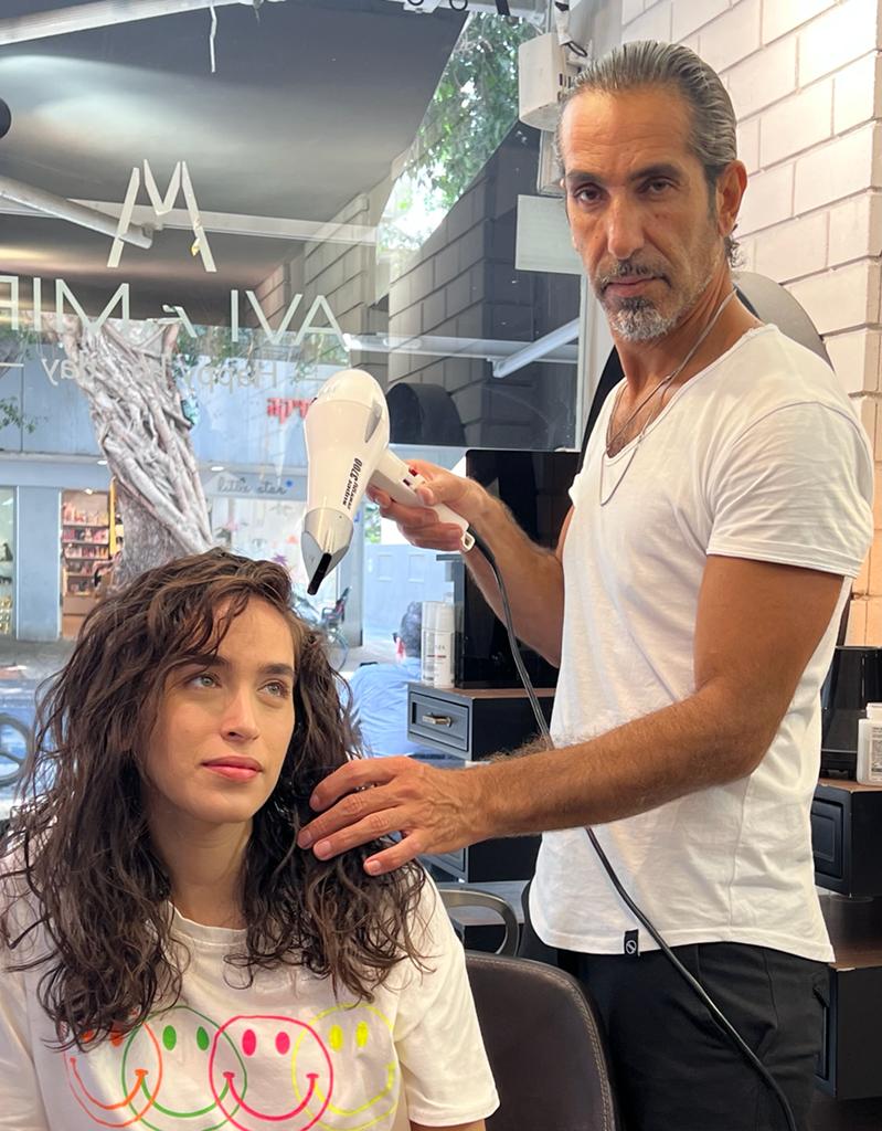 המעצב אבי אמיר והלקוחה המרוצה משי קליינשטיין | צילום: יח&quot;צ