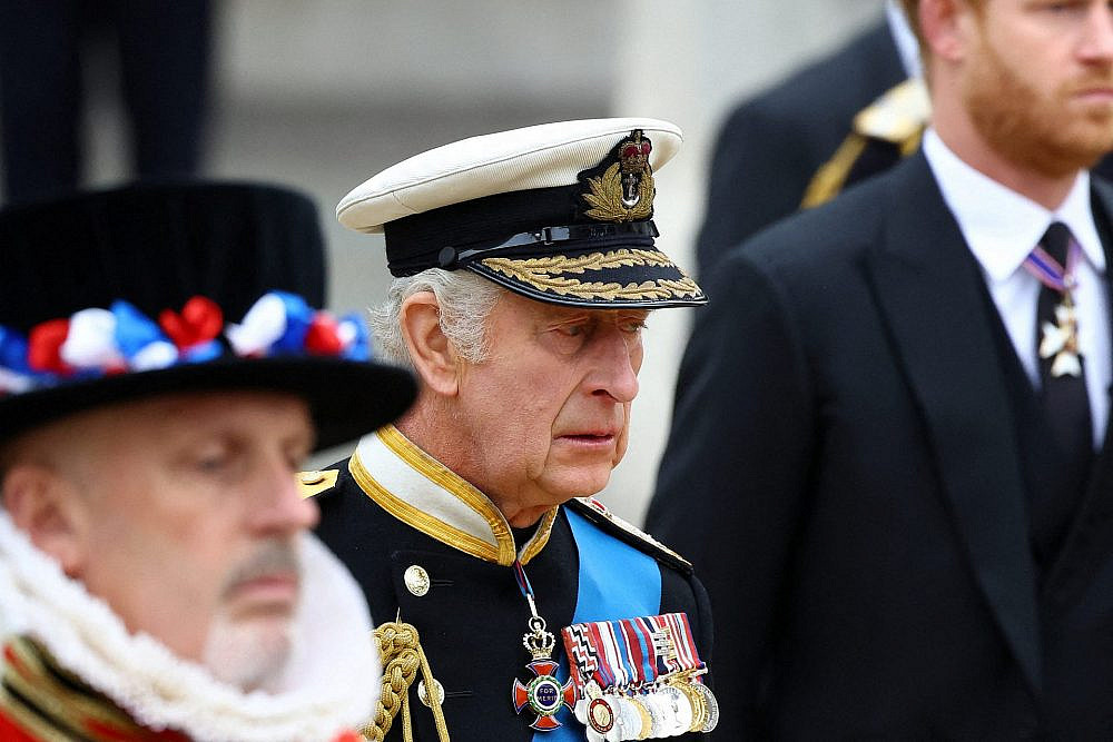 המלך צ'ארלס מגיע להלוויית המלכה אליזבת: צילום: HANNAH MCKAY/POOL/AFP via Getty Images