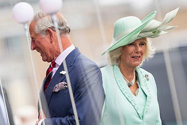 מעתה קראו לה המלכה-רעיה. קמילה פרקר בולס והמלך צ'רלס | צילום: Shutterstock, ComposedPix