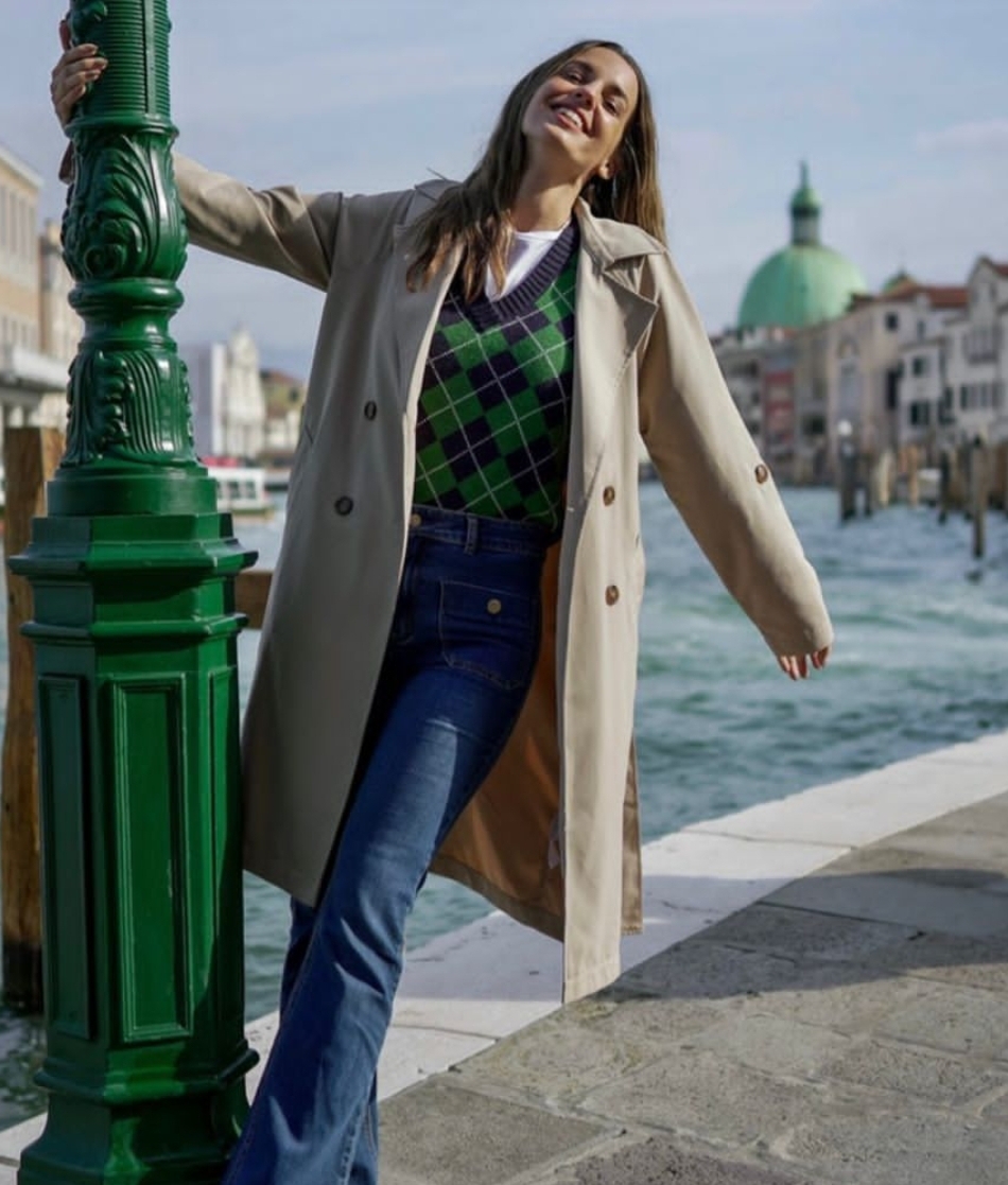 ירדן הראל נותנת לנו השראה בלוק חורפי קלאסי עם טרנץ', שאי אפשר לפול בו | צילום: אינסטגרם