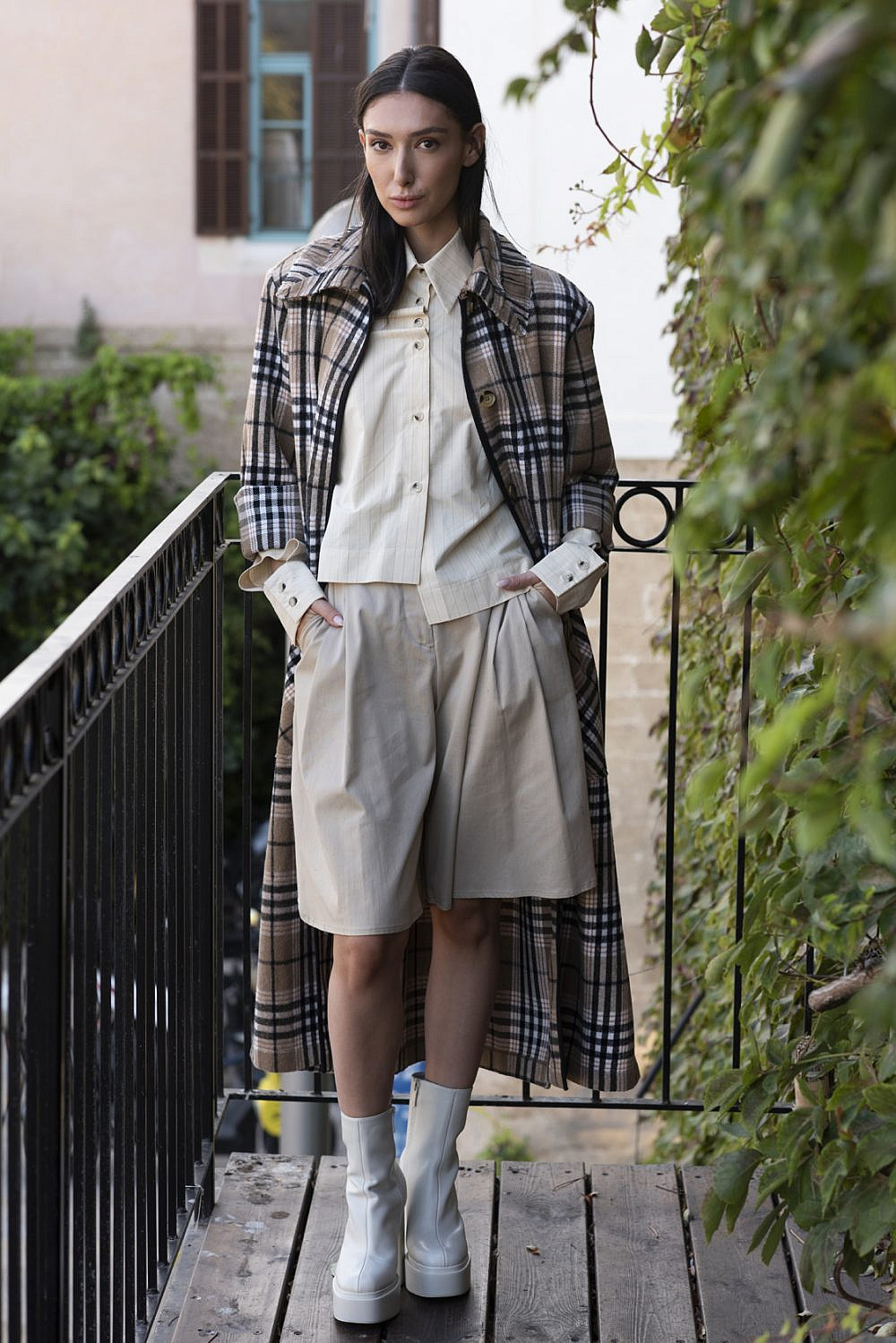 מירית רודריג , מעיל טרנץ, 1,289 ש&quot;ח | צילום: עידו לביא