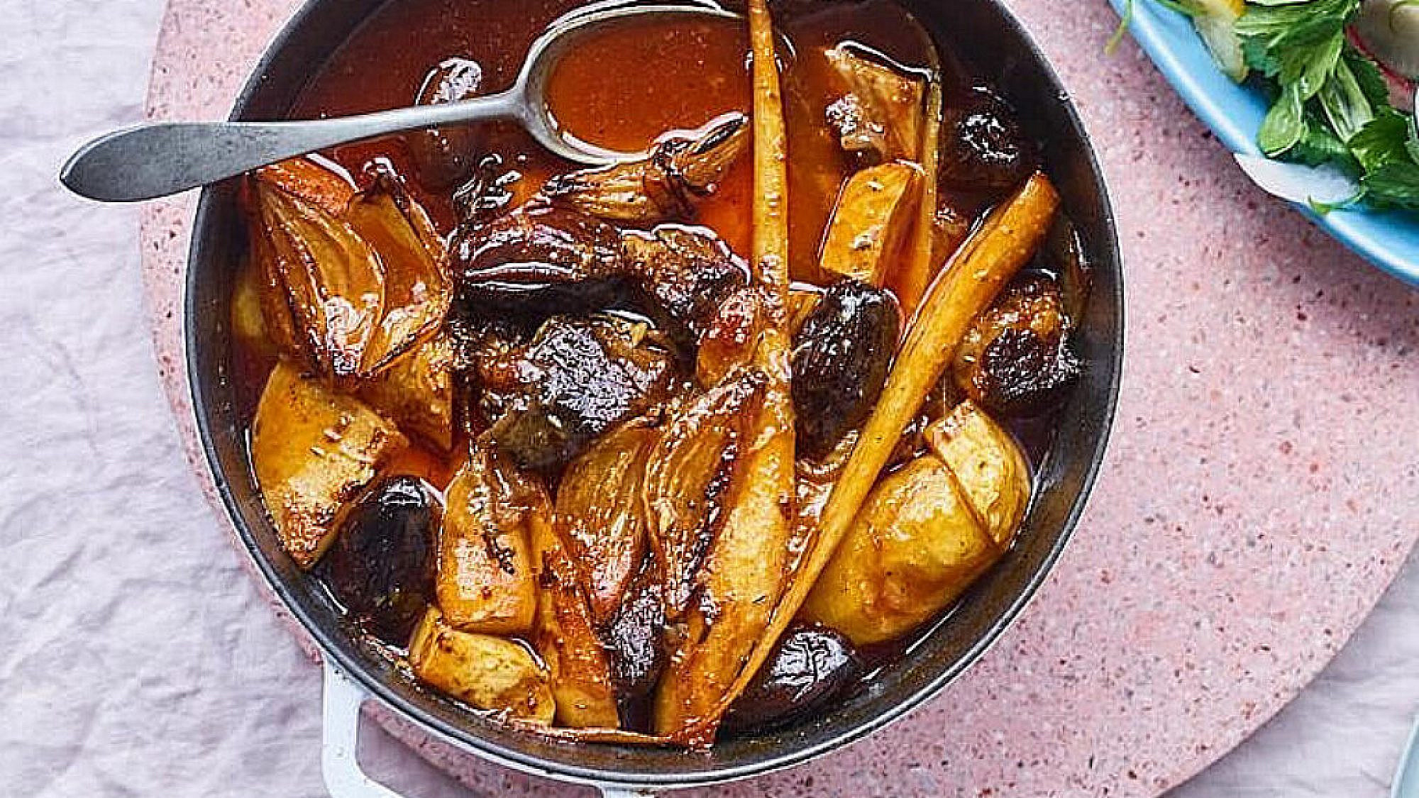 צלי בקר עם ירקות שורש ותמרי מג'הול של עדינה זוסמן | צילום: דן פרץ, סגנון: נורית קריב צלי בקר עם ירקות שורש ותמרי מג'הול של עדינה זוסמן | צילום: דן פרץ, סגנון: נורית קריב