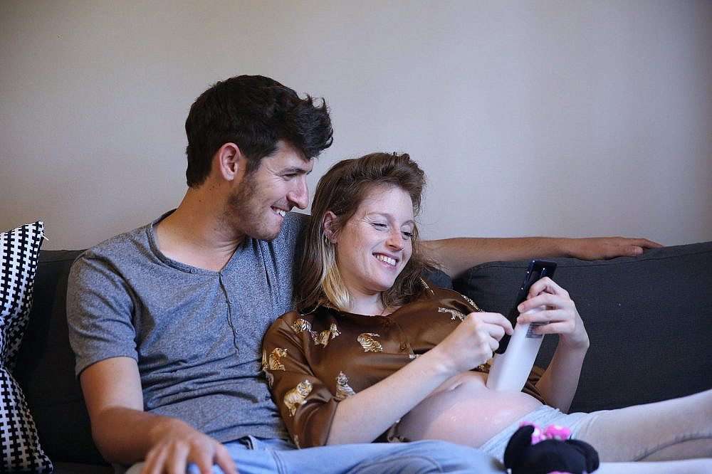 בונדינג משפחתי אולטראסאונד ביתי להריון. Pulsenmore | צילום: Shamsi Photography