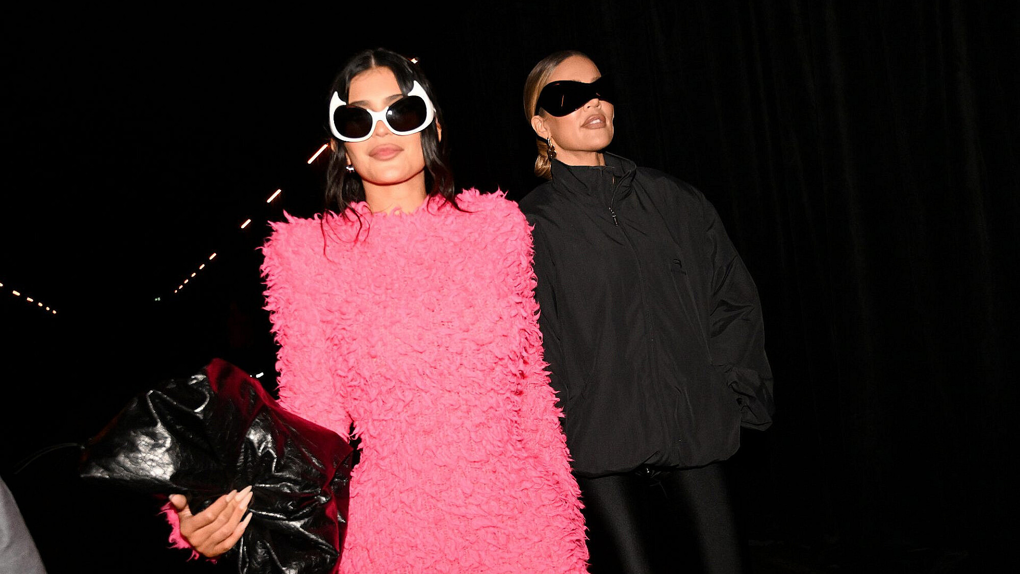 קיילי ג'נר וקלואי קרדשיאן בתצוגה המדוברת של בלנסיאגה בשבוע האופנה בפריז לאביב-קיץ 2023 | צילום: Anthony Ghnassia/Getty Images For Balenciaga