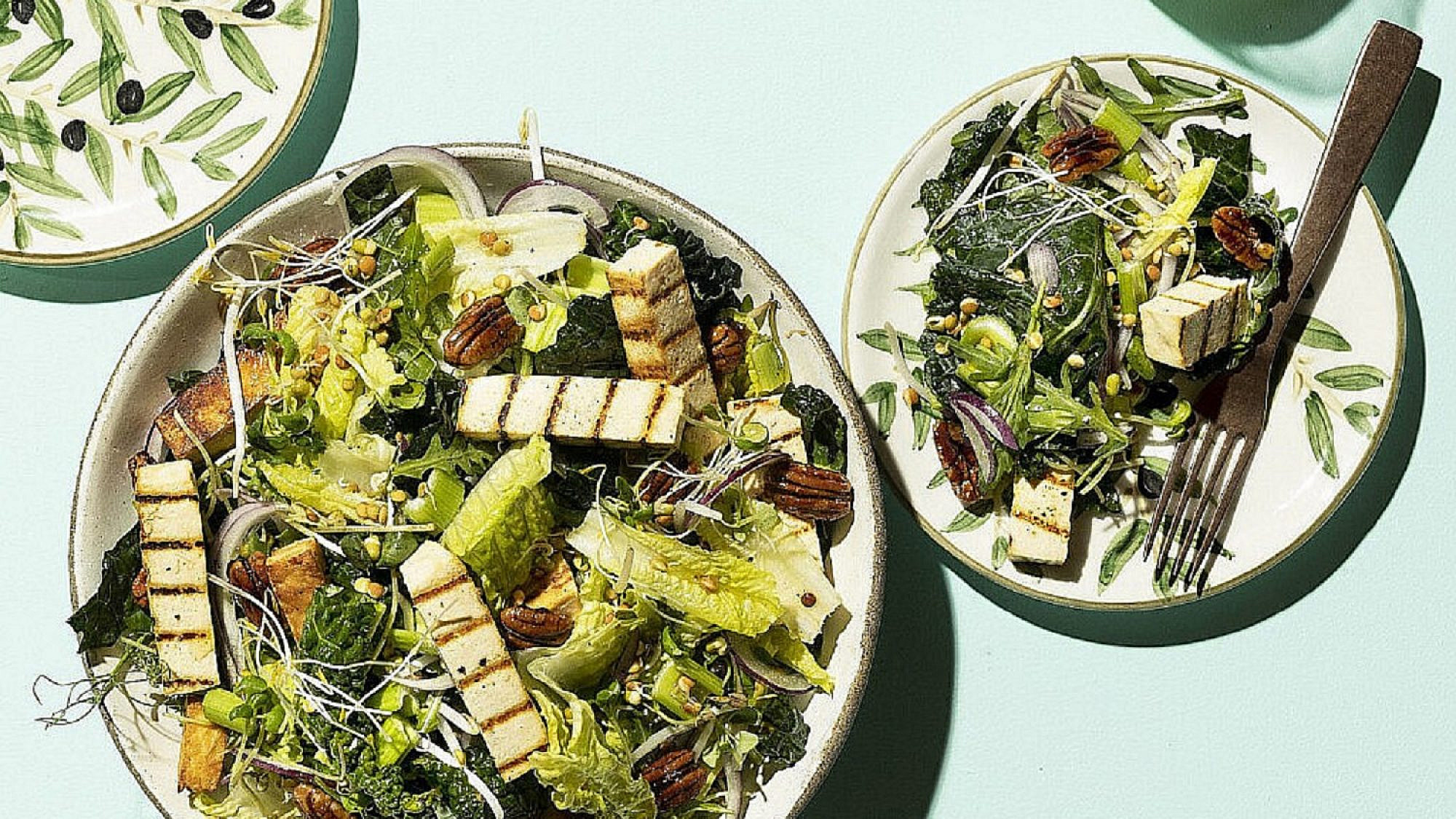סלט ירוקים עם טופו צלוי ואגוזי פקאן מקורמלים של זהר לוסטיגר בשן | צילום: דניאל לילה, סטיילינג: עמית פרבר סלט ירוקים עם טופו צלוי ואגוזי פקאן מקורמלים של זהר לוסטיגר בשן | צילום: דניאל לילה, סטיילינג: עמית פרבר