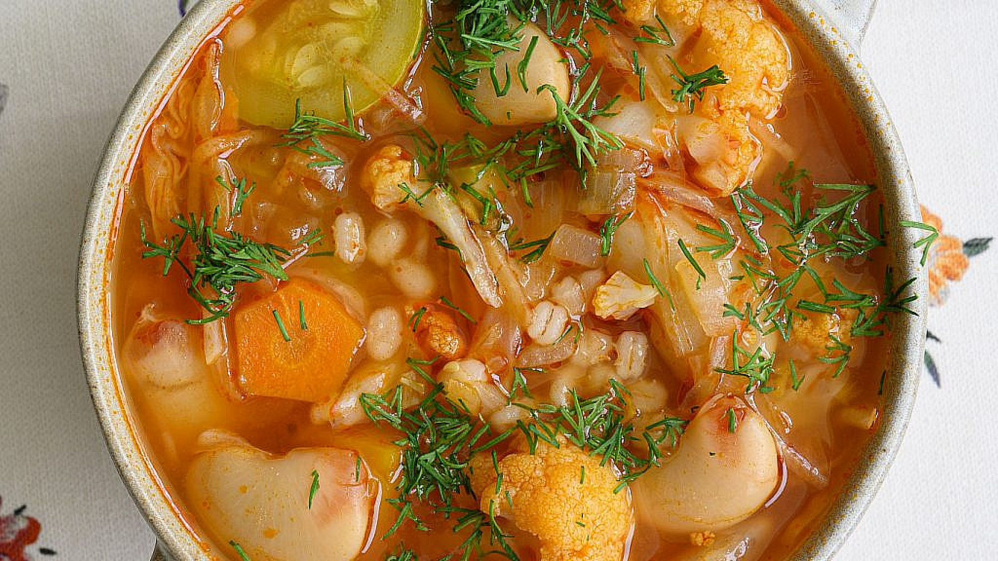 מרק ירקות מתוך ספרה החדש של לייזה פאנלים, קל קל קל . צילום: גיא בהר מרק ירקות מתוך ספרה החדש של לייזה פאנלים, קל קל קל . צילום: גיא בהר