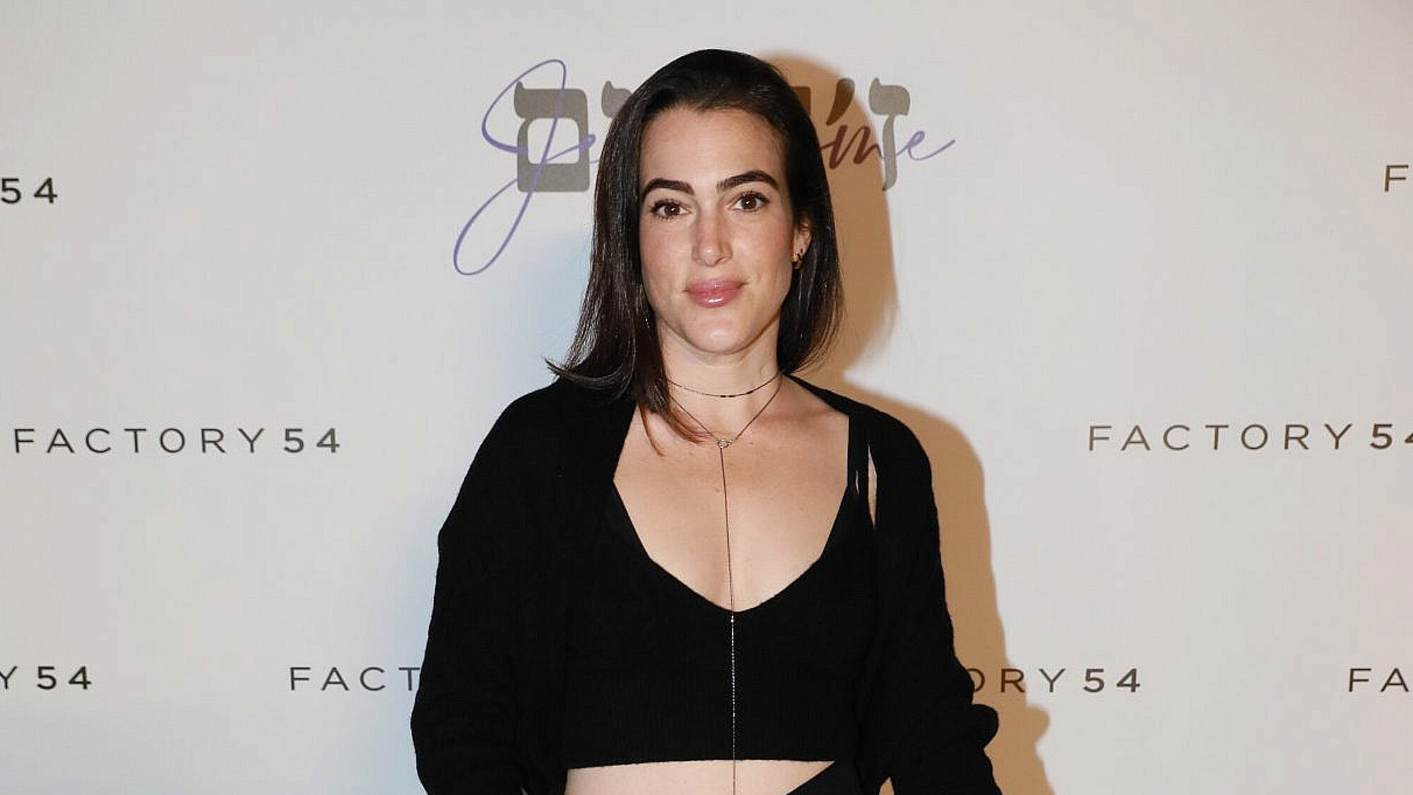 ניצן שיק בהקרנת בכורה חגיגית לסרט "ז׳ה טם, רונית אלקבץ" בתמיכת פקטורי 54. טוטאל לוק: פולו ראלף לורן לפקטורי54, נעליים: רונן חן, תיק: אוסף פרטי | צילום: לנס הפקות