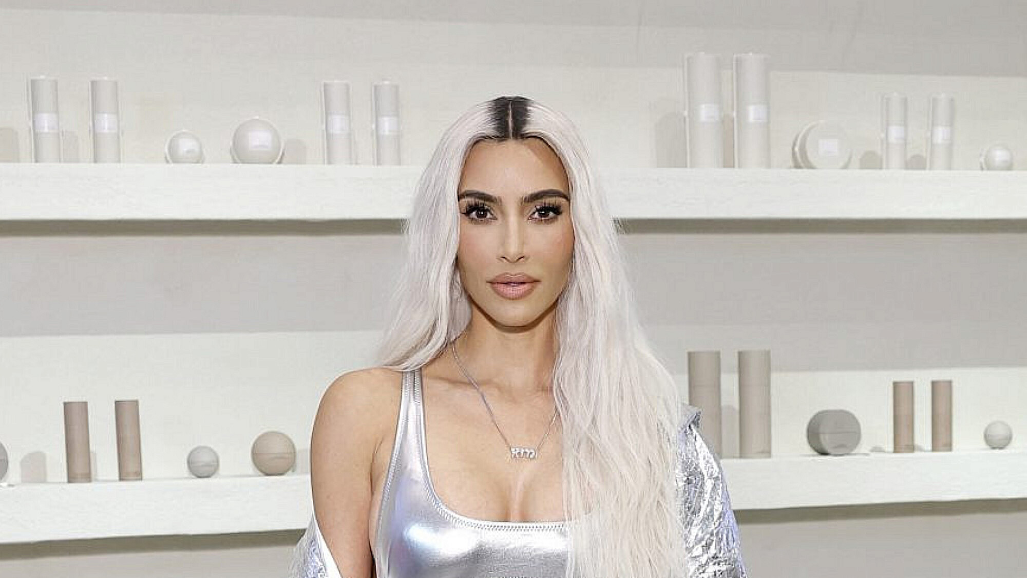 הרימה פופ אפ. קים קרדשיאן חגיגית | צילום: Stefanie Keenan/Getty Images for SKKN BY KIM