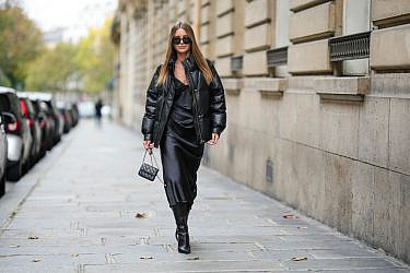 סטרייט סטייל בשבוע האופנה בפריז. פאשניסטה לובשת מעיל של מאסימו דוטי | צילום:  Edward Berthelot/Getty Images