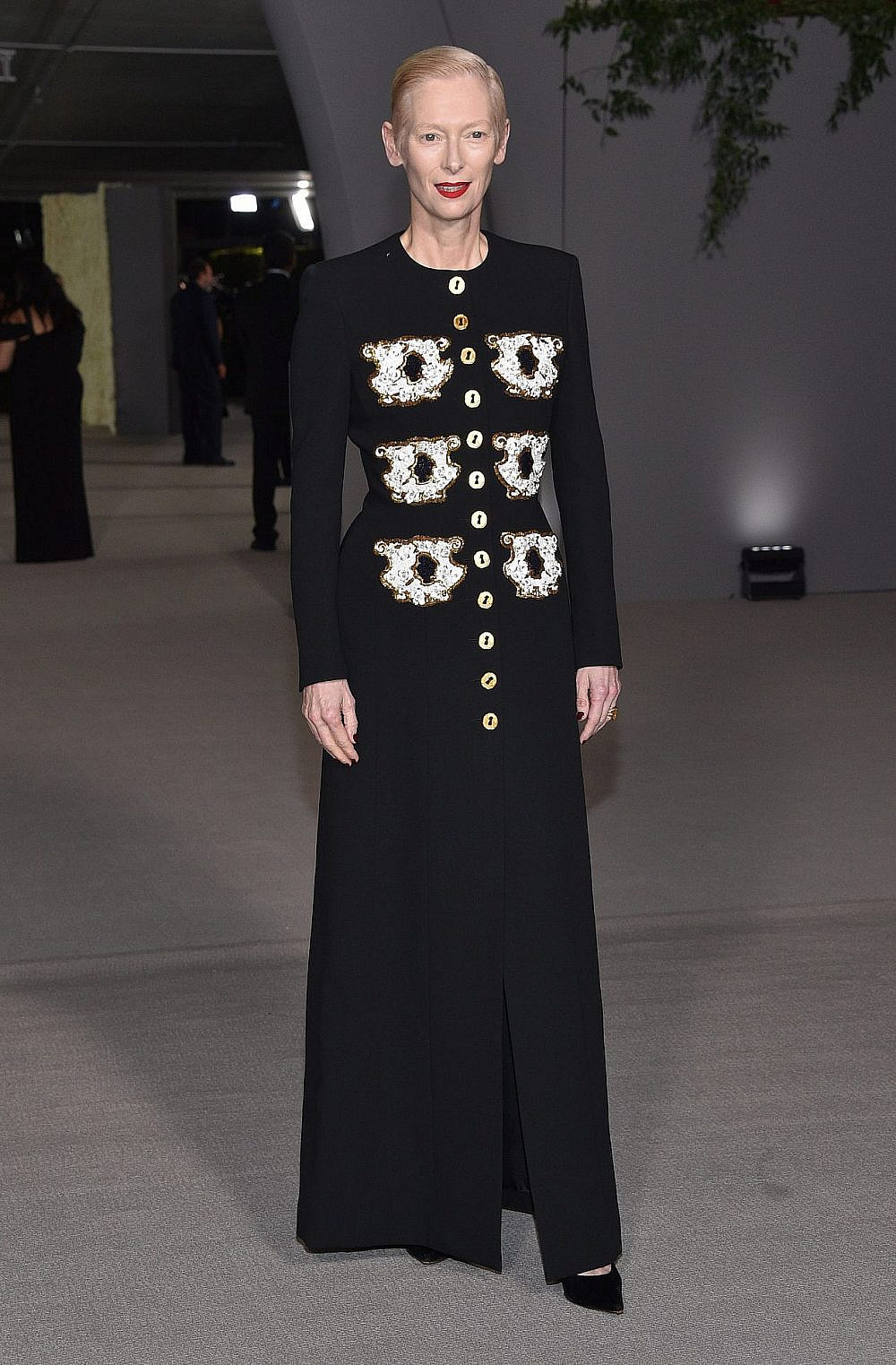 טילדה סווינטון בשמלת-מעיל של סקיאפרלי. אירוע הגאלה השנתי לאומנות וקולנוע בלוס אנג'לס, אוקטובר 2022 | צילום: Shutterstock