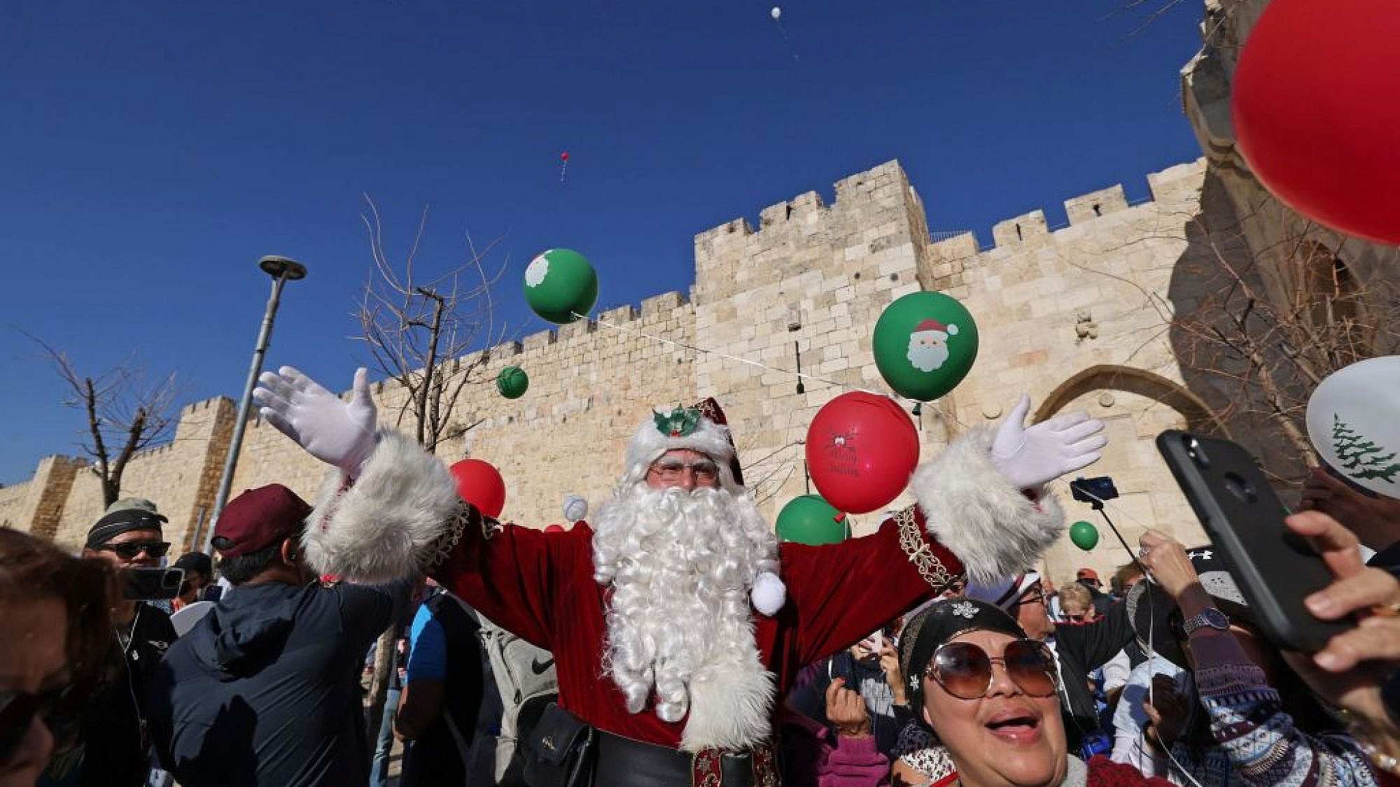 סנטה קלאוס בעיר העתיקה בירושלים | צילום: by AHMAD GHARABLI/AFP via Getty Images)