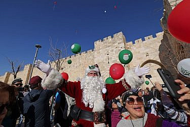סנטה קלאוס בעיר העתיקה בירושלים | צילום: by AHMAD GHARABLI/AFP via Getty Images)