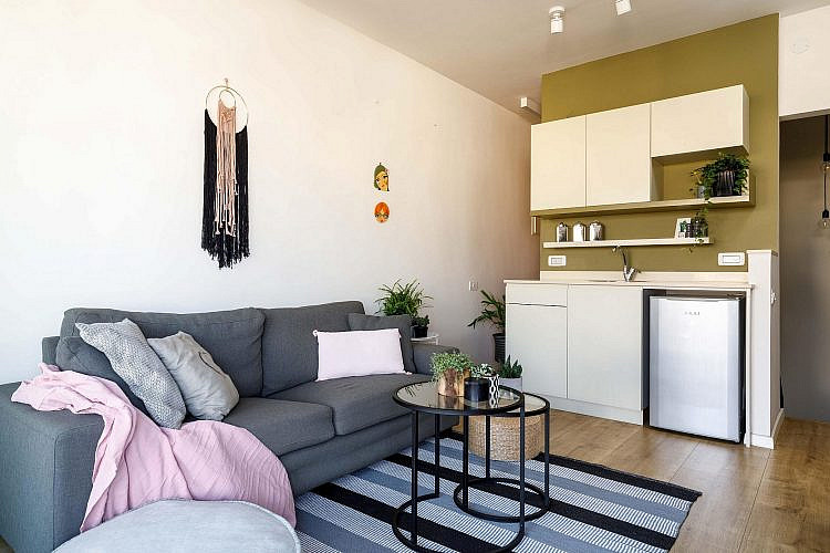 התפכחנו מהפנטזיה. דירות קטנות זה החיים, ליטרלי | עיצוב: רוית כהן, סטיילינג: מירית פיש, צילום: אורית ארנון