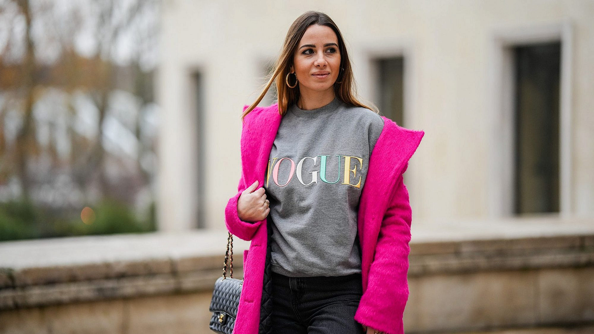 נוחות עם נוכחות. הסווטשירטים שמקפיצים את הלוק | צילום: Edward Berthelot/Getty Images