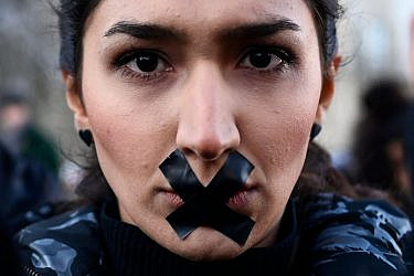 הפגנות תמיכה בנשים איראניות בעקבות מותה של מהסא אמיני | צילום: Stefano Guidi/Getty Images