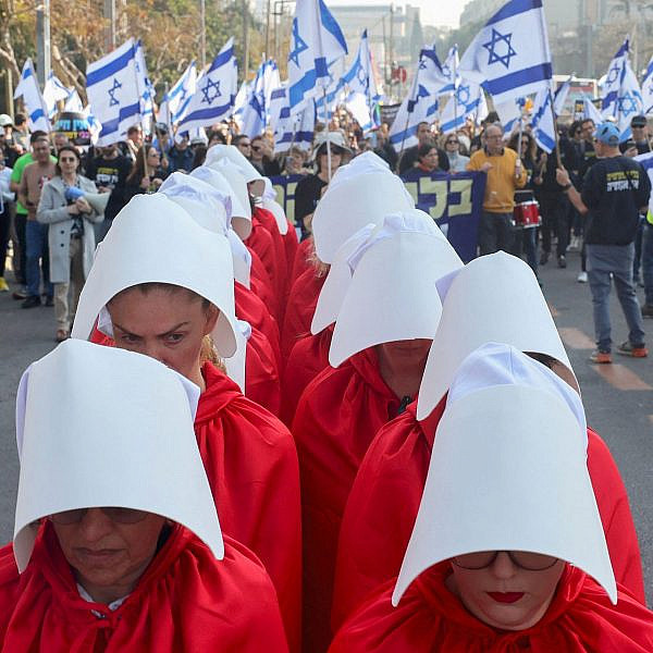 מפגינות בתל אביב נגד ההפיכה המשפטית, 20 בפברואר | צילום: JACK GUEZ/AFP via Getty Images