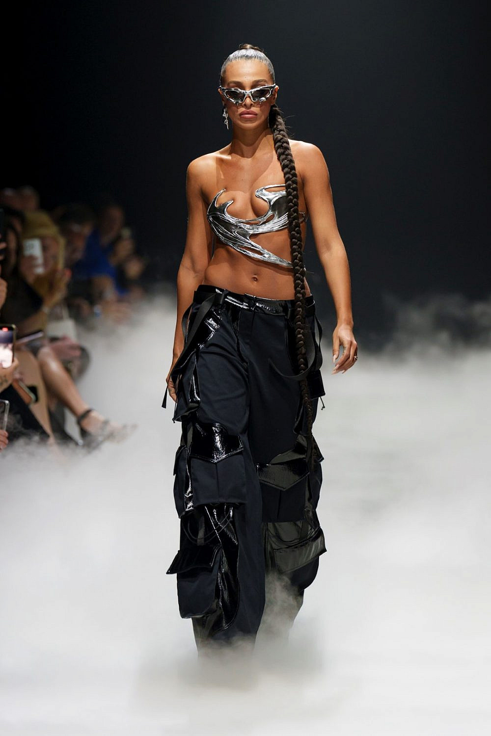 עדן פינס פותחת את תצוגת אלון ליבנה בשבוע האופנה קורנית FAC תל אביב 2023 | צילום: Haydon Perrior haydonperrior