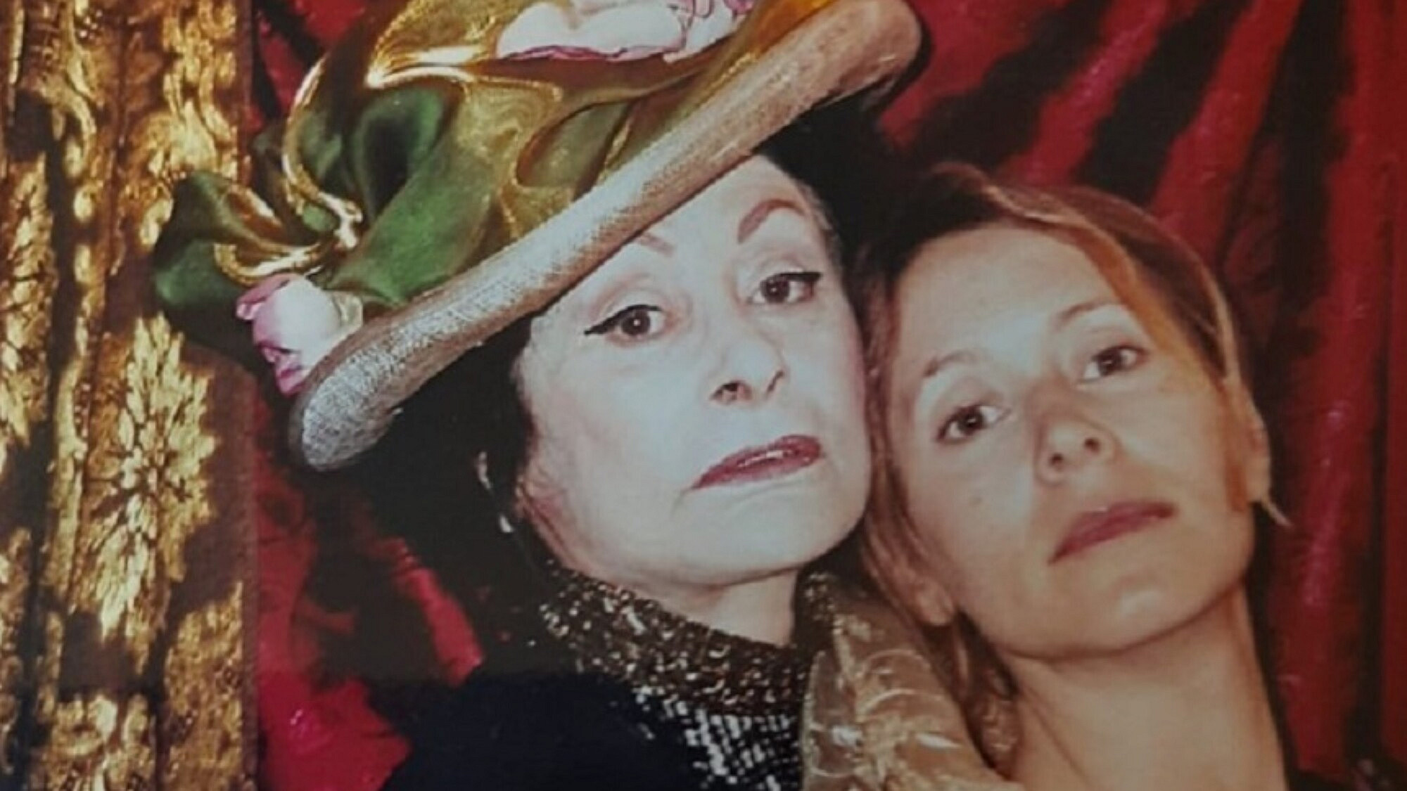 עדי עציון בתפקיד אלמה מאהלר, עם בתה עלמה זק | צילום: אלבום פרטי