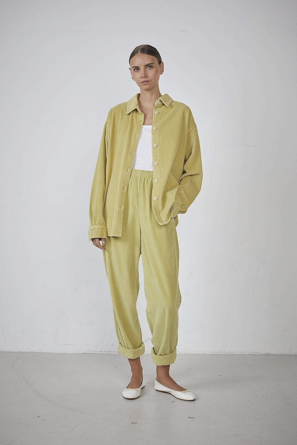 AMERICAN VINTAGE. חולצה 379 ש&quot;ח, מכנסיים 649 ש&quot;ח | צילום: יח&quot;צ