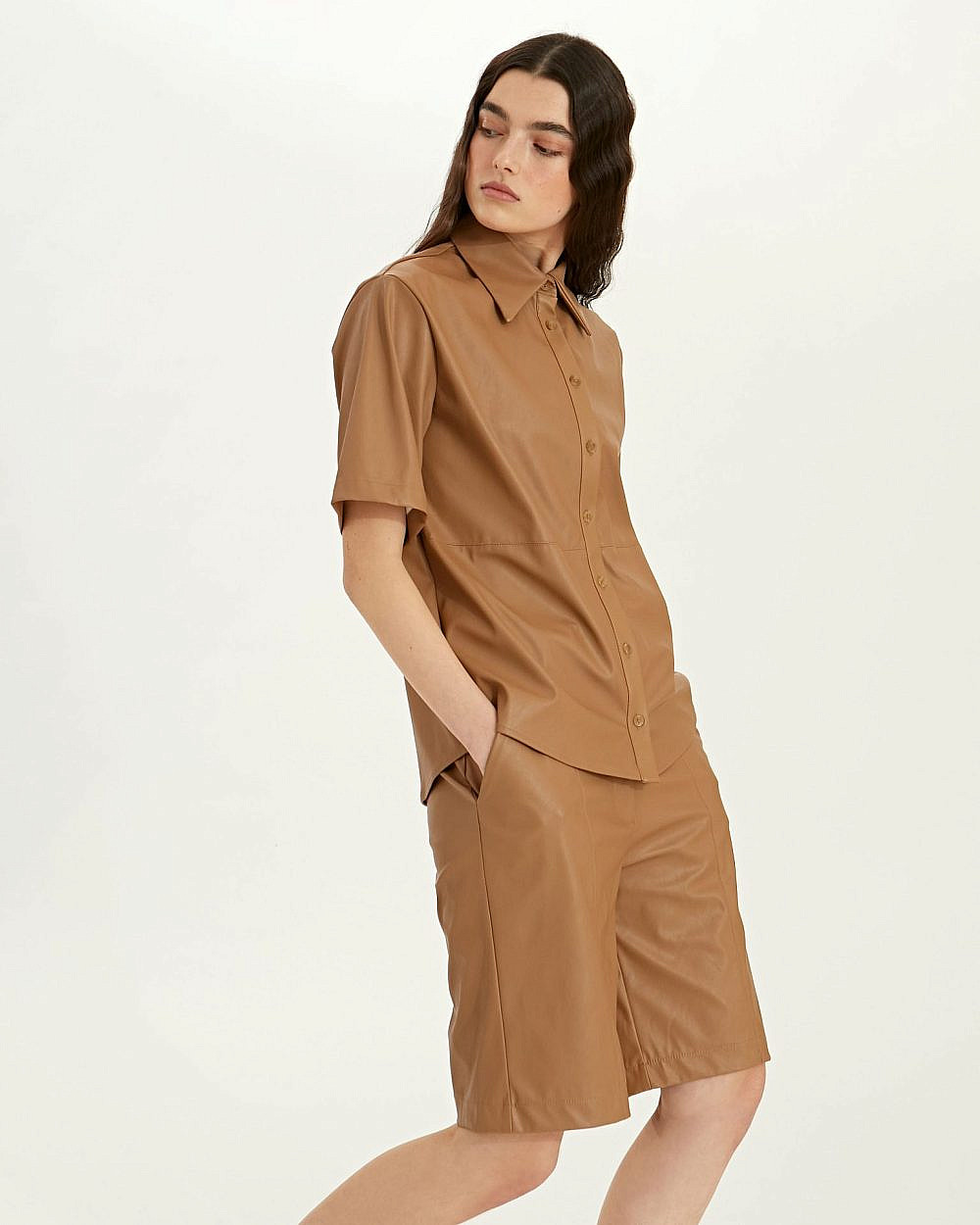 OMA. מכנסיים 470 ש&quot;ח, חולצה 420 ש&quot;ח | צילום: הילה שייר