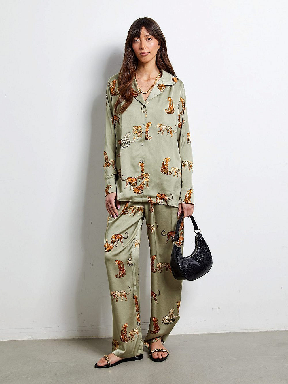 ONE PROJECT style river. מכנסיים במראה סאטן 169 ש&quot;ח, חולצה  179 ש&quot;ח | צילום:  אתר רשמי