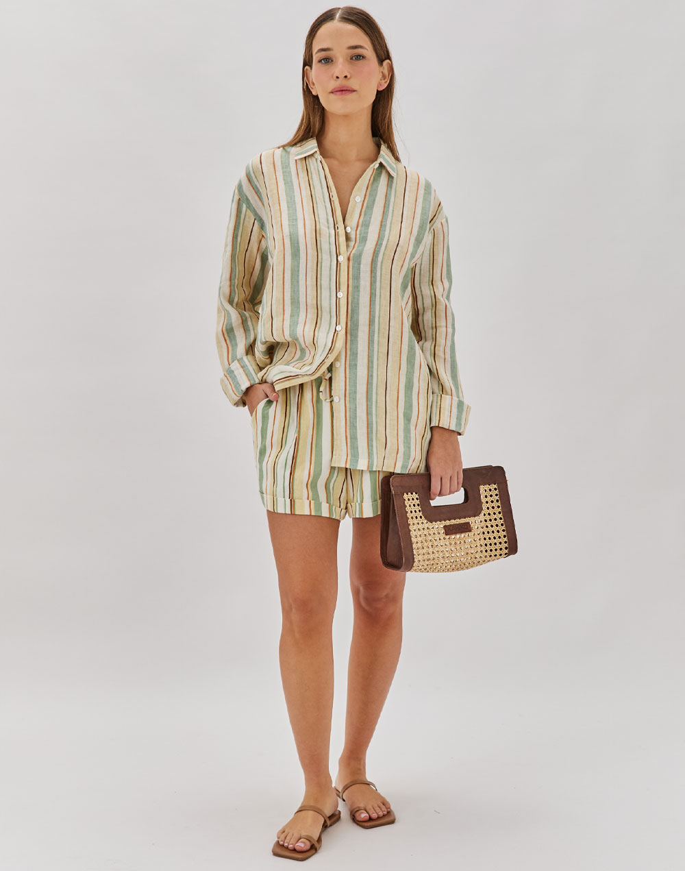 KAHIKO. חולצת פשתן 489 ש&quot;ח, מכנסי פשתן סורנטו 399 ש&quot;ח | צילום: יח&quot;צ