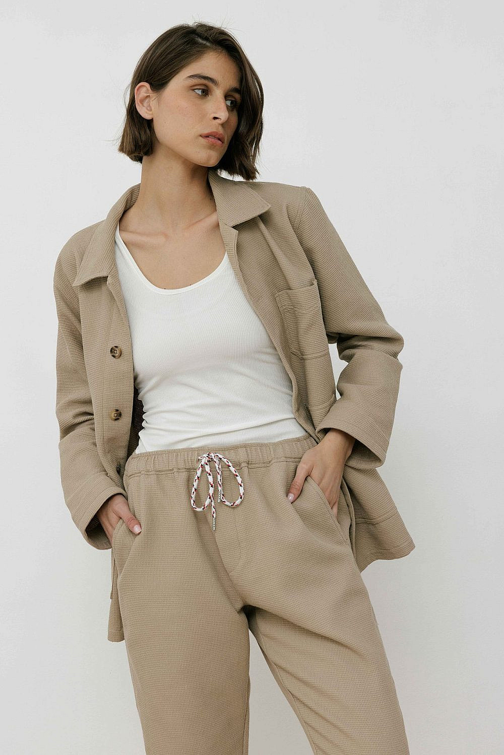 ATA. עליונית 490 ש&quot;ח, מכנסי אורי 450 ש&quot;ח | צילום יח&quot;צ