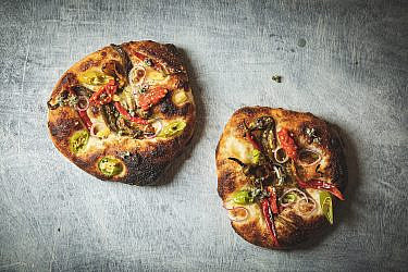 לחם חריפים של שפים גדי בור ויונתן דנון, מסעדת נומי | צילום: שני בריל