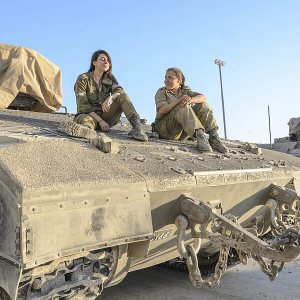 בזמן שהלוחמות מסתערות, צה"ל נסוג לאחור (למצולמות אין קשר לכתבה) | צילום: Shutterstock