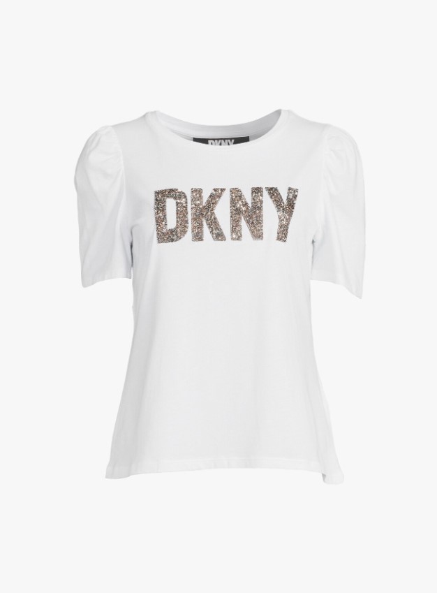 DKNY. טי שירט עם הדפס לוגו ושרוולים תפוחים 289 ש&quot;ח | צילום: יח&quot;צ