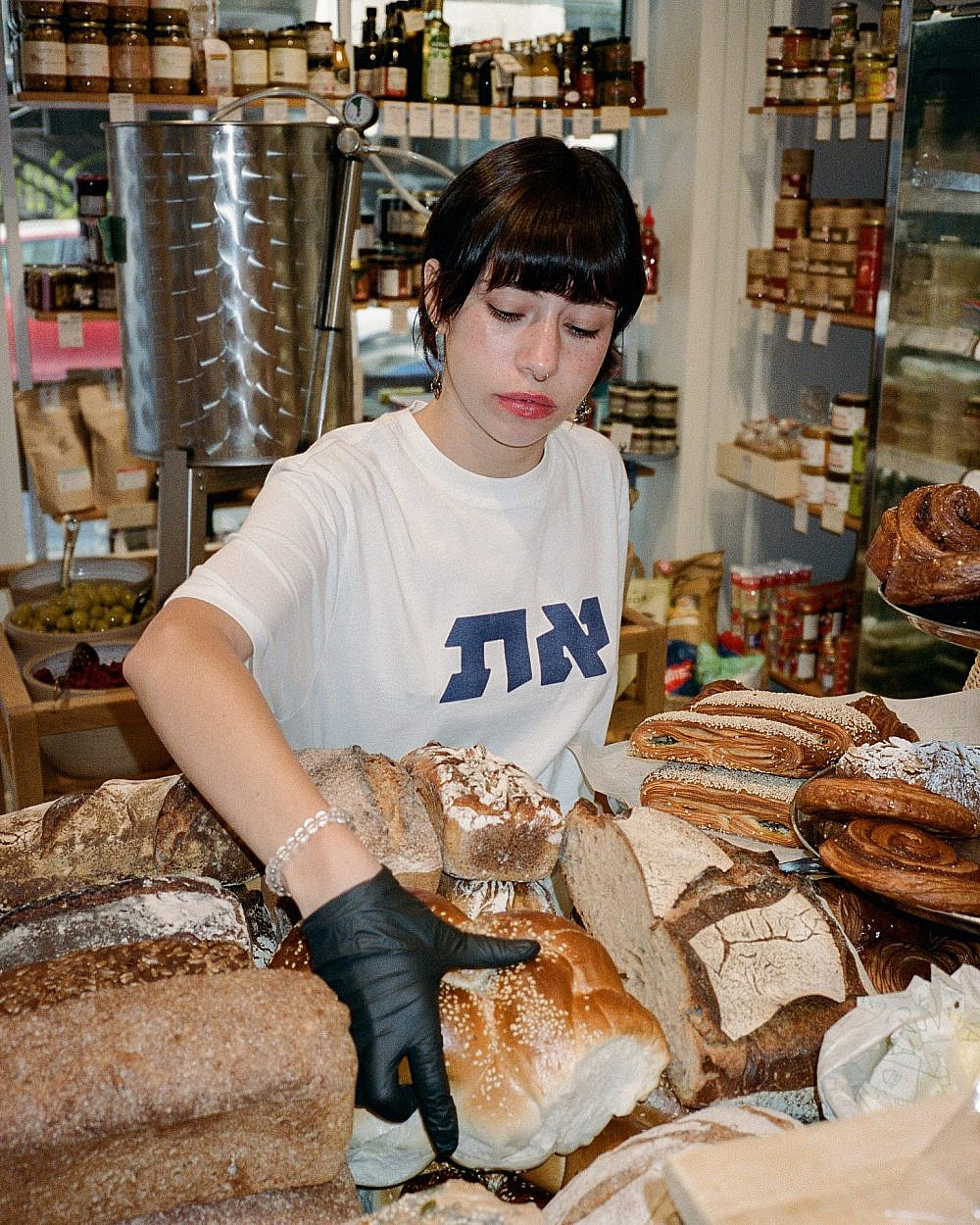 אתא. חולצת לוגו 250 ש&quot;ח | צילום: אלרן רוז