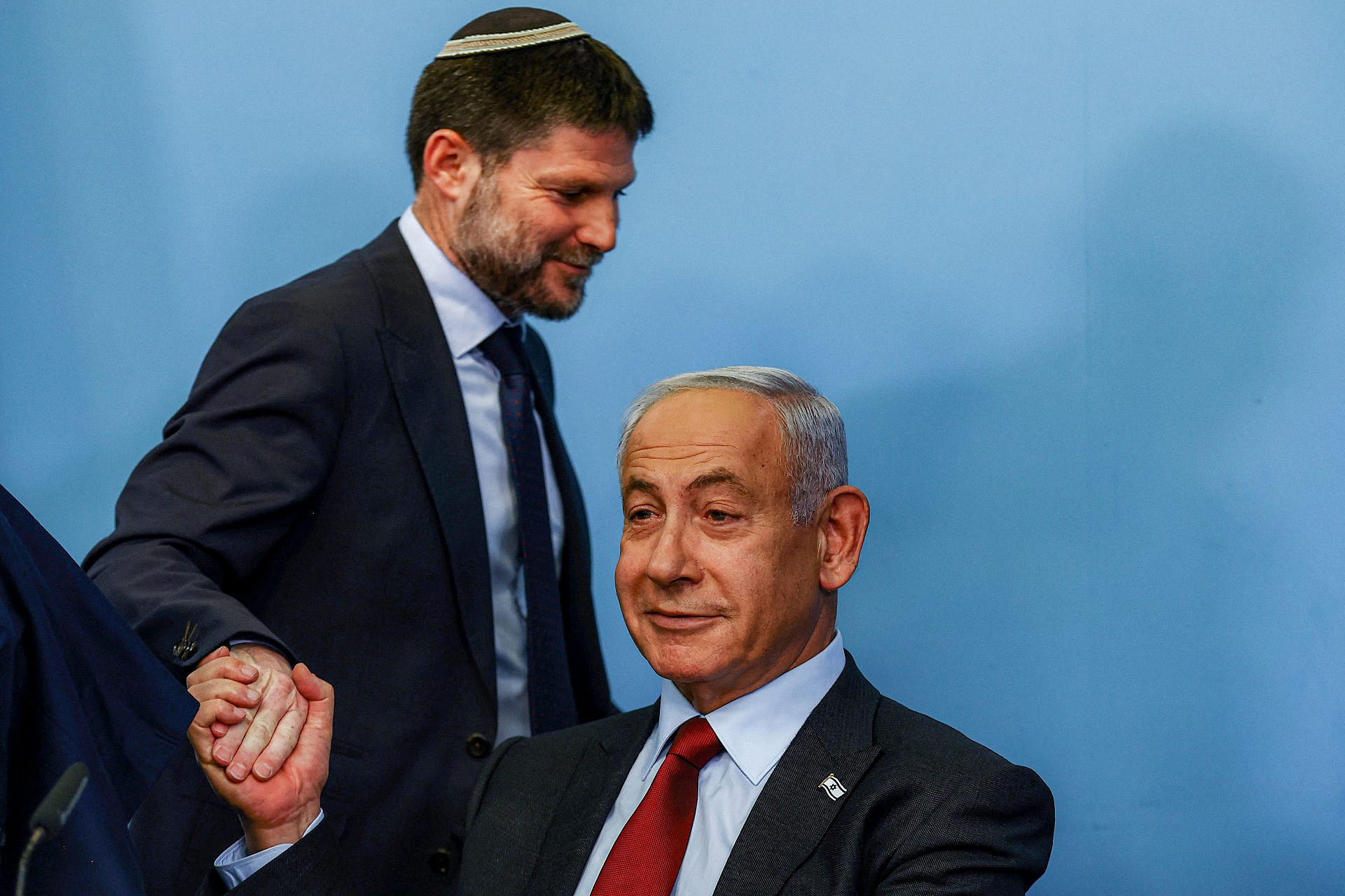 נתניהו וסמטוריץ', תנו לנו לנשום | צילום: RONEN ZVULUN/POOL/AFP via Getty Images