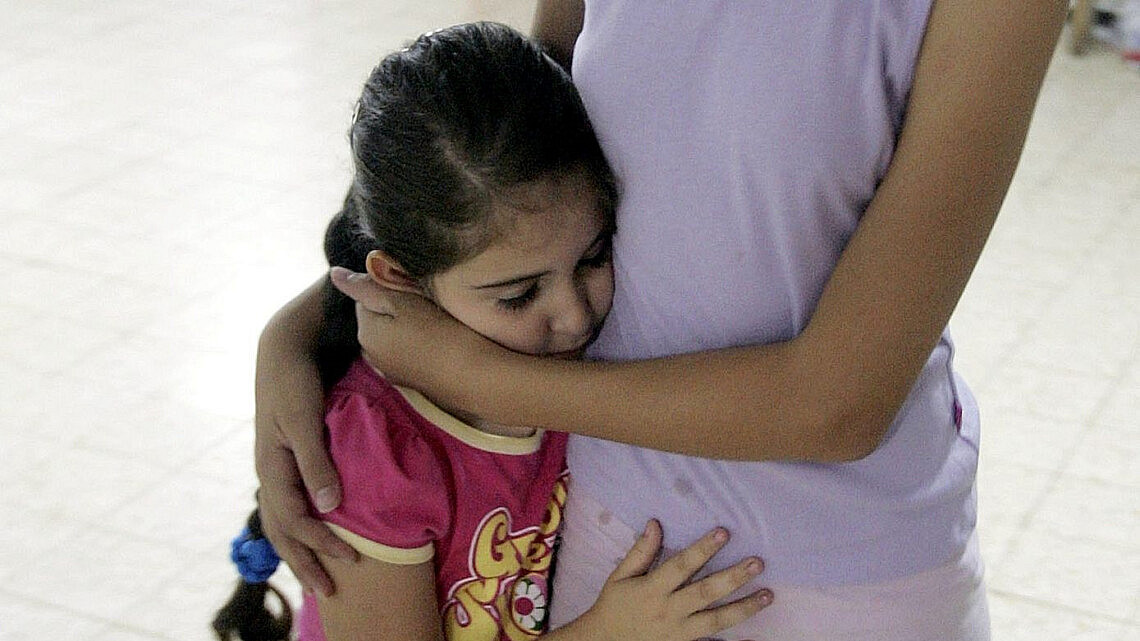 איך להרגיע את הילדים בזמן אזעקה | צילום: Ilia Yefimovich for Getty Images