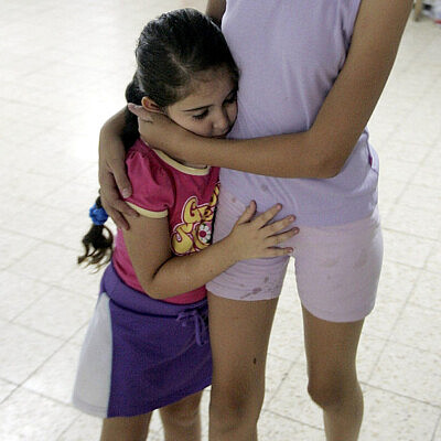 איך להרגיע את הילדים בזמן אזעקה | צילום: Ilia Yefimovich for Getty Images