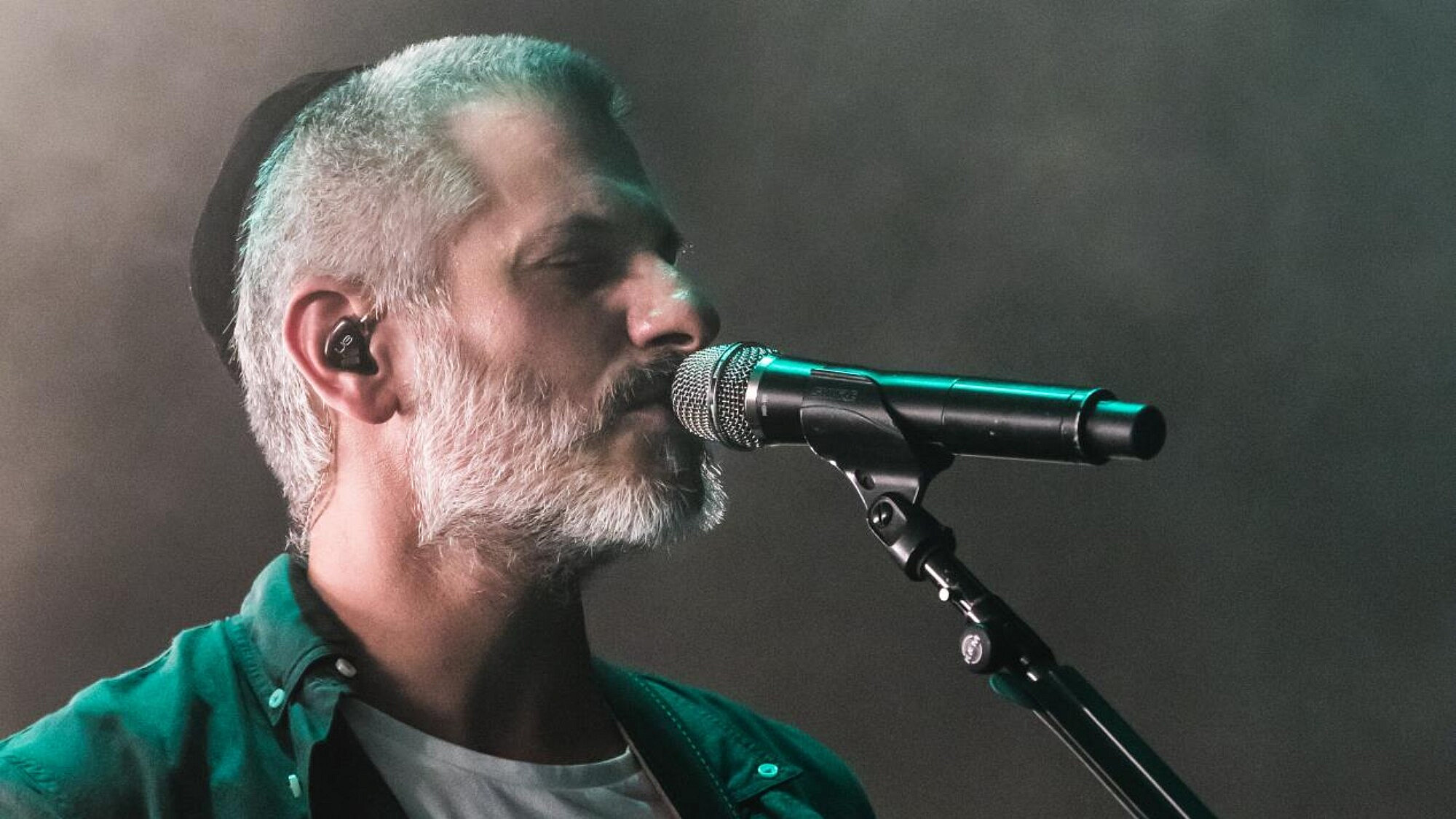 כדור אחד קצר בשקט. אביתר בנאי | צילום: ארתור לנדה