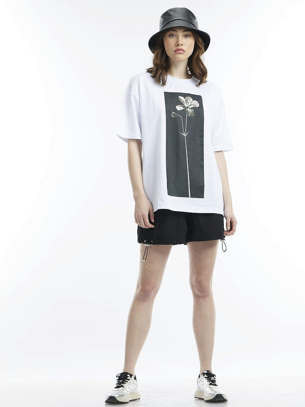 לי קופר. טי מודפסת 169 ש&quot;ח | צילום: עופר חגיוב